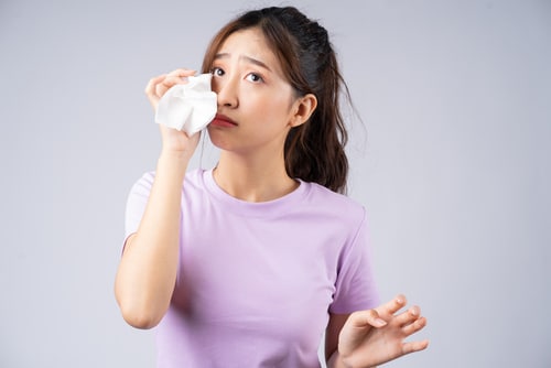 Young,Asian,Woman,Wipes,Her,Tears,With,A,Tissue
