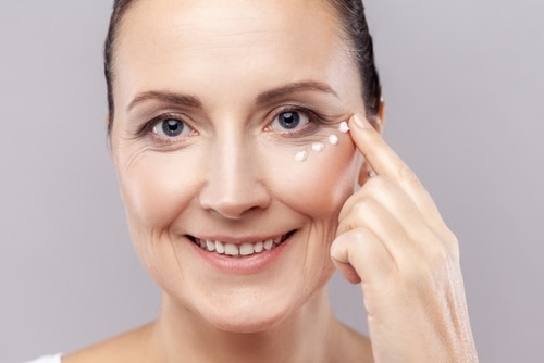 Closeup,Portrait,Of,Charming,Relaxed,Middle,Aged,Woman,Applies,Face